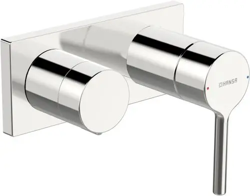 Wannen- und Brausearmatur in glänzendem Chrom mit einhebeliger Bedienung und zwei Drehknöpfen zur Temperatur- und Wassermengenregulierung. HANSAVANTIS von HANSA.